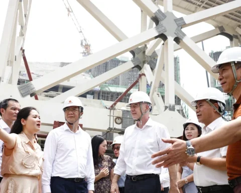 Chủ tịch FIFA thăm sân vận động 60.000 chỗ ngồi của PVF