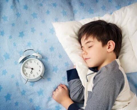 Ngủ trước 23h có giúp trẻ tăng chiều cao?