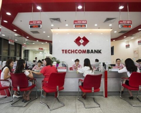 Khối ngoại nối dài chuỗi mua ròng, hơn 300 tỷ đồng đổ vào FPT và TCB