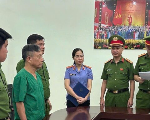 Khởi tố giám đốc bệnh viện Vũ Văn Trình SN 1965 và bác sĩ Tạ Minh Vương SN 1992