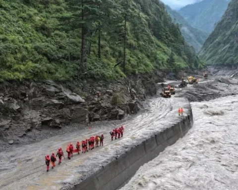 Nepal từ chối các đội cứu hộ nước ngoài sau thảm họa “sóng thần trên cạn”
