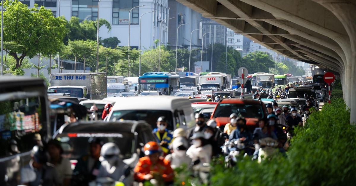 5 ngày nghỉ lễ bắt đầu từ mai: Đường phố Hà Nội và TPHCM lúc này!