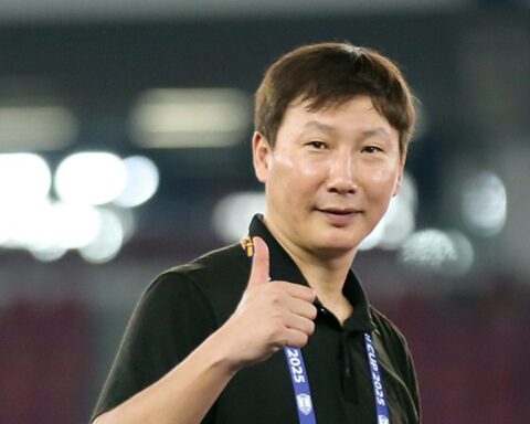 Vợ HLV Kim Sang-sik muốn sang Việt Nam sống, ông Kim trêu: “Giá nhà ở Hà Nội cao quá, chưa mua được”