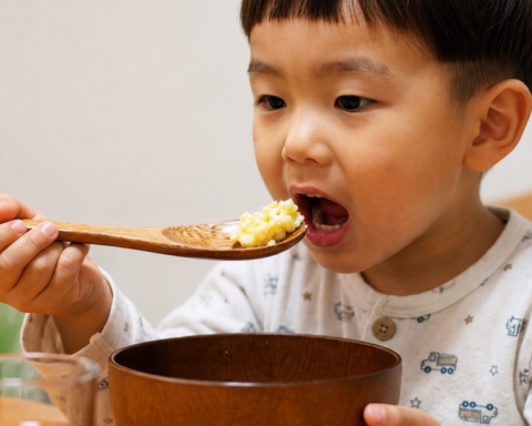 Trẻ có thông minh hay không, cứ nhìn 6 hành động này khi ăn cơm là biết rõ!