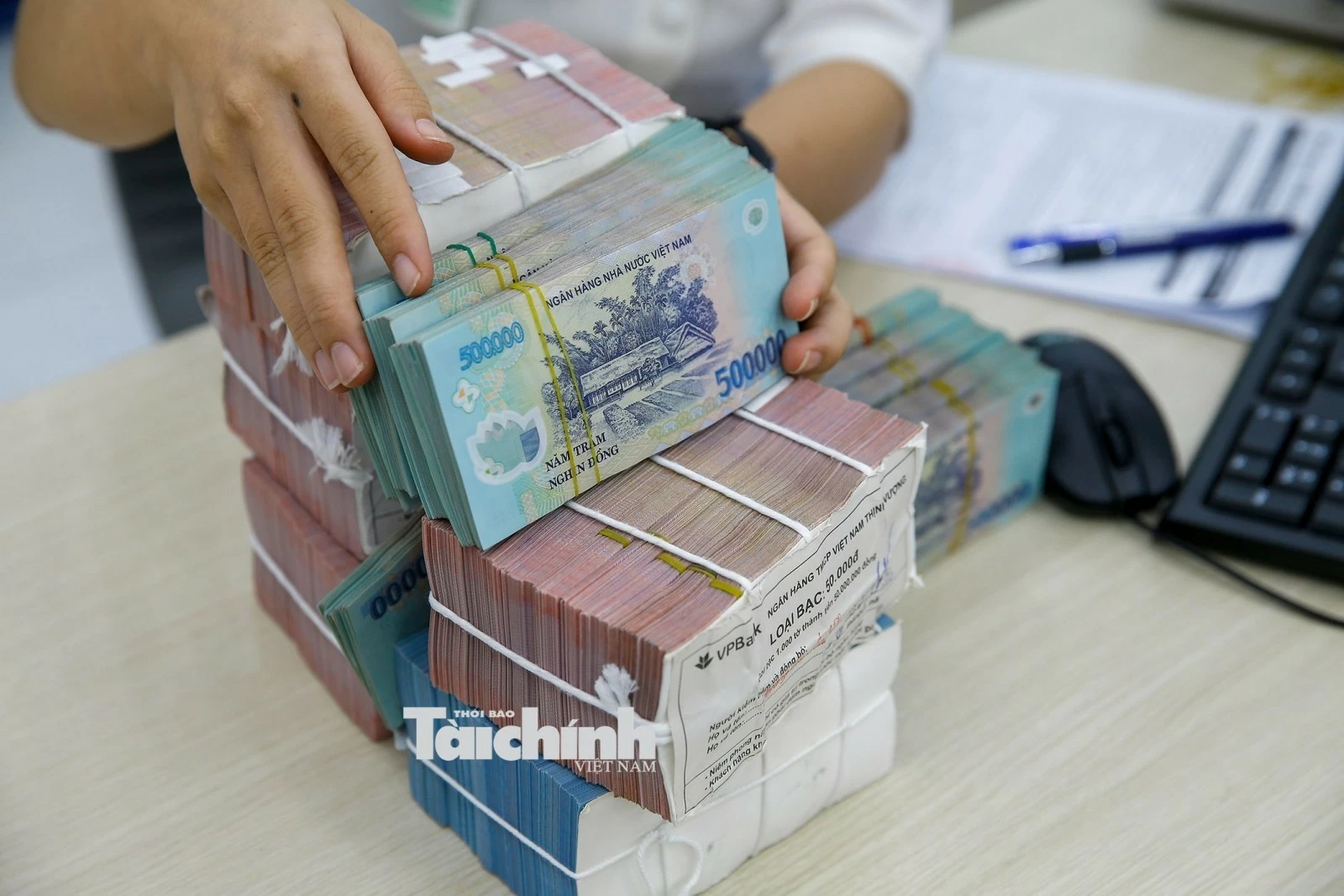 Thu hẹp phạm vi chi tiền mặt, mở rộng thanh toán cá nhân qua tài khoản