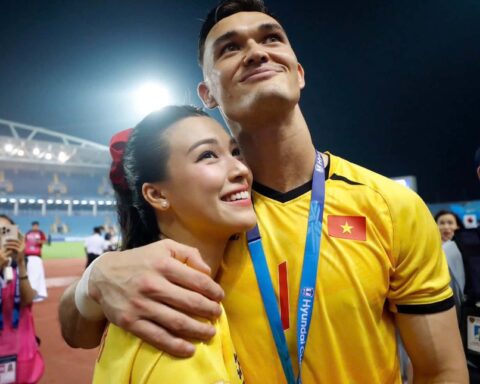 Lê Giang Patrik không nói yêu MC Hoàng Oanh nhưng mọi hành động đều là yêu trước hàng ngàn người ở sân Mỹ Đình