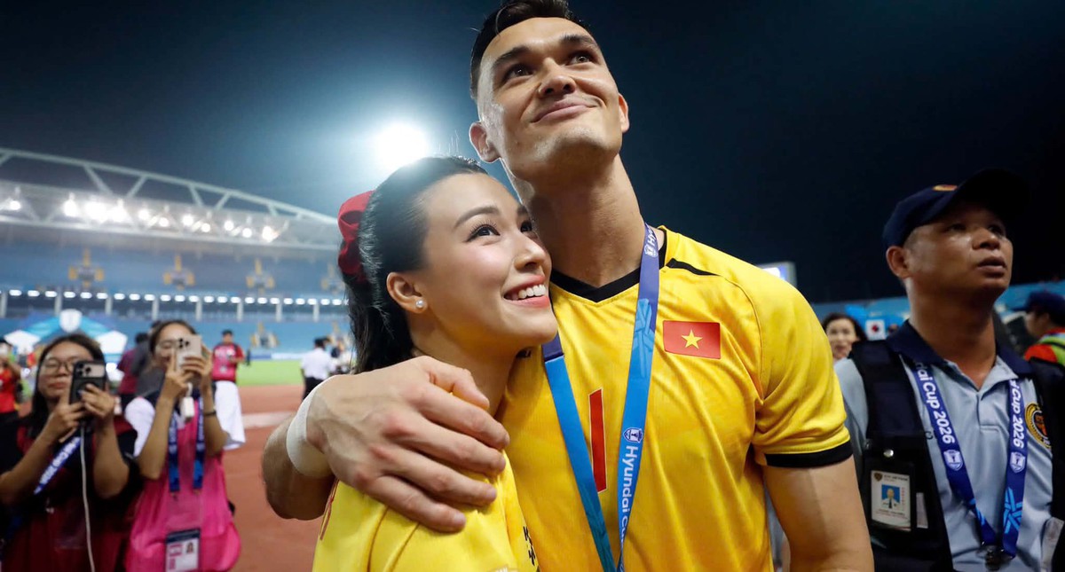 Lê Giang Patrik không nói yêu MC Hoàng Oanh nhưng mọi hành động đều là yêu trước hàng ngàn người ở sân Mỹ Đình