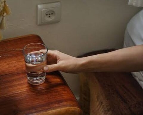 Lời khuyên cho những người hay uống nước đêm