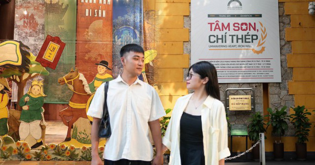 Bức tranh dài 7 mét, hơn 120 tác phẩm và những họa sĩ từ lớp 3 đến ngoài 60: Văn Miếu có gì dịp 2/9?