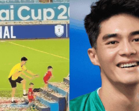 “Thủ môn tuyển mình vất vả”: Hotboy Trần Trung Kiên vừa nâng cúp vô địch đã hoá người giữ trẻ, trông dàn “hot kids” ĐT Việt Nam siêu đáng yêu