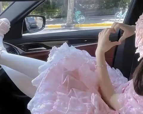 Trang phục nhập học của một nữ sinh khiến cả trường bàn tán