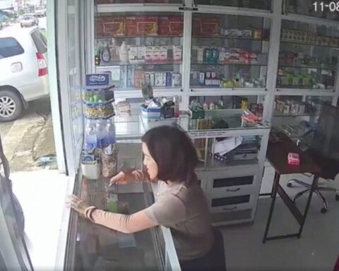 Thấy nhóm thợ hồ ngồi ăn trước cửa hiệu thuốc, nữ dược sĩ có hành động hút hơn 1 triệu lượt xem