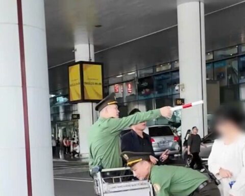 Cô gái Việt trở về sau 15 năm lưu lạc ở nước ngoài, Công an cửa khẩu cảng HKQT Nội Bài có hành động bất ngờ