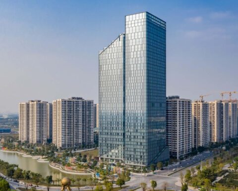 Tòa tháp gần 200m do Vingroup của tỷ phú Phạm Nhật Vượng xây dựng sở hữu 3.000 cảm biến, từng được vinh danh tại Mỹ, đạt tiêu chuẩn tương đương “đại bản doanh” của Apple, Intel