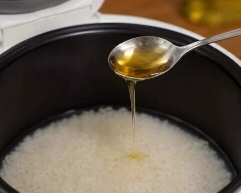 Vì sao ngày càng nhiều gia đình thích nhỏ vài giọt dầu ăn vào nồi trước khi nấu cơm?