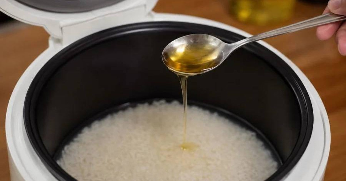 Vì sao ngày càng nhiều gia đình thích nhỏ vài giọt dầu ăn vào nồi trước khi nấu cơm?