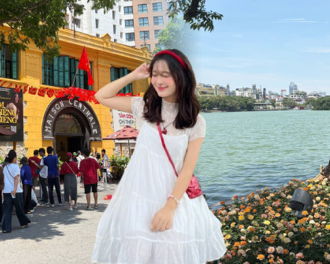 Giới trẻ Hà Nội đội nắng xếp hàng tham quan Di tích Nhà tù Hoả Lò; Hồ Gươm biến thành studio ngoài trời trong kỳ nghỉ 2/9