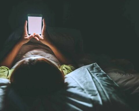 Lời khuyên cho những người dùng điện thoại trước khi ngủ