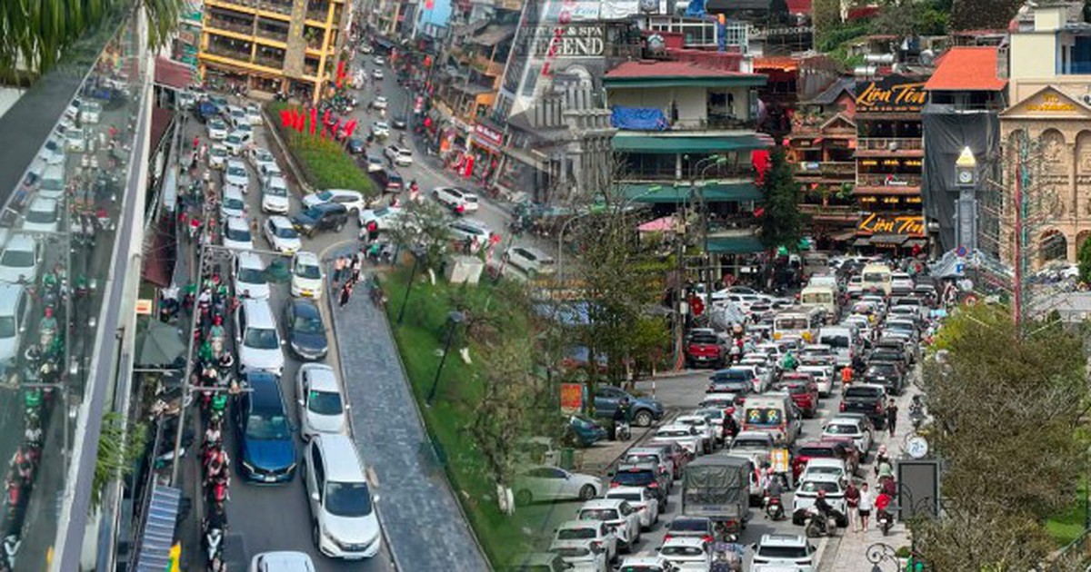Sa Pa dịp 2/9, nơi ô tô gặp gỡ đất trời: Đi 900m mất 30 phút, hệt như giờ tan tầm Hà Nội