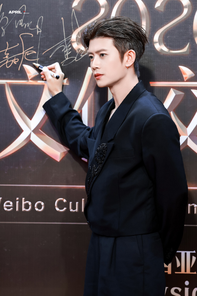 Chi Pu là nghệ sĩ Việt duy nhất bùng nổ visual trên thảm đỏ Gala Weibo, "chặt đẹp" Baifern Pimchanok nhạt nhòa sến sẩm - Ảnh 8.