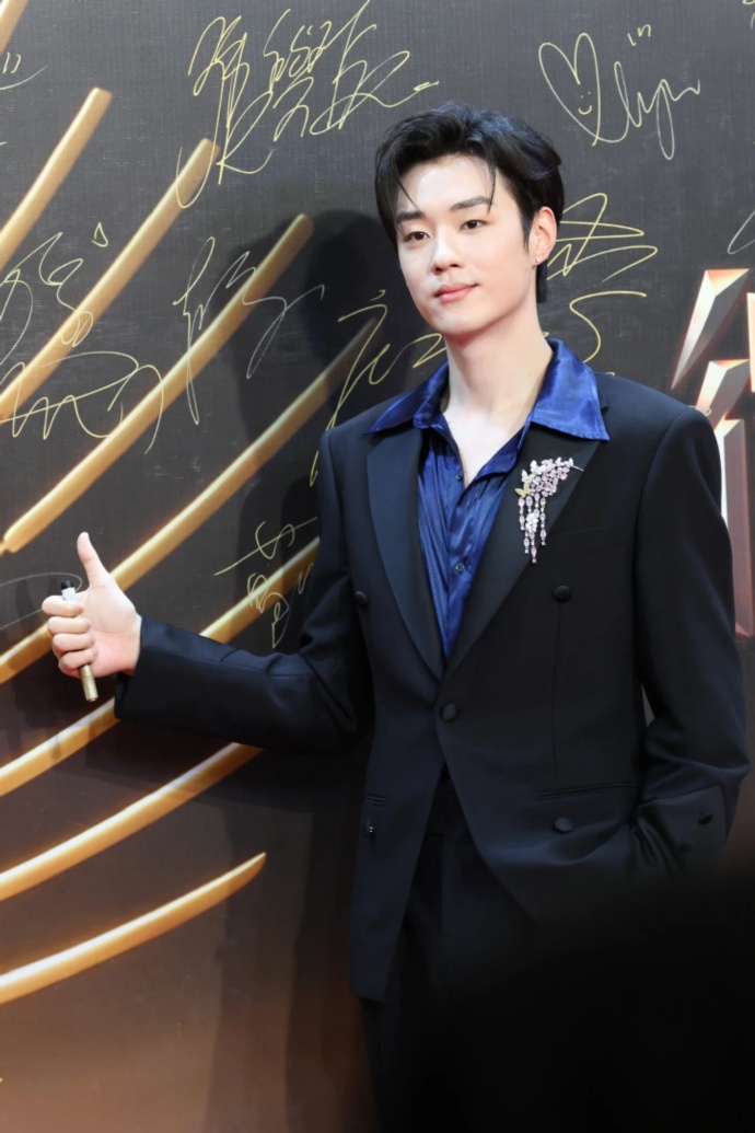 Chi Pu là nghệ sĩ Việt duy nhất bùng nổ visual trên thảm đỏ Gala Weibo, "chặt đẹp" Baifern Pimchanok nhạt nhòa sến sẩm - Ảnh 11.