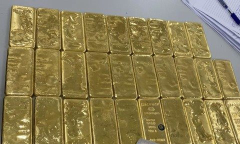 Tịch thu 46,4 kg vàng gồm nhiều thỏi vàng lớn nhỏ, trị giá hơn 14,7 tỷ đồng của một doanh nhân Trung Quốc- Ảnh 1.