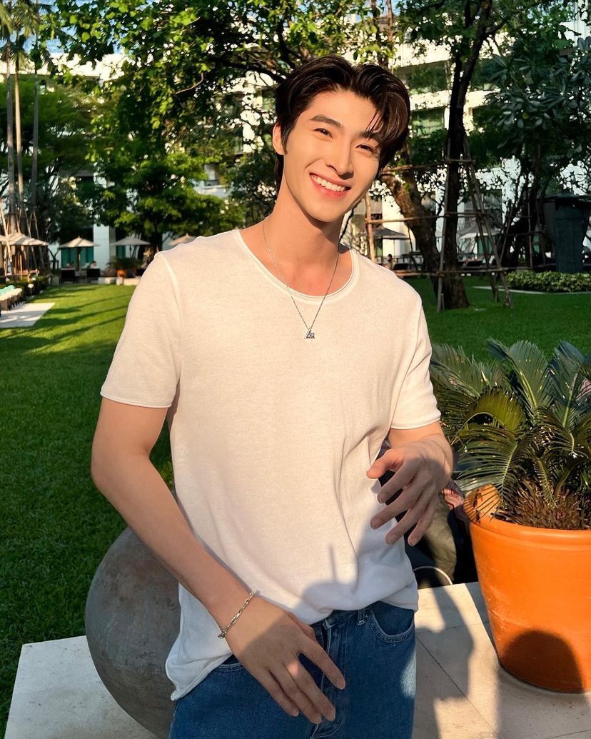"Tình trẻ" tin đồn của Lisa: Cao 1m83, visual sáng bừng hút hơn 2,5 triệu fan- Ảnh 7.