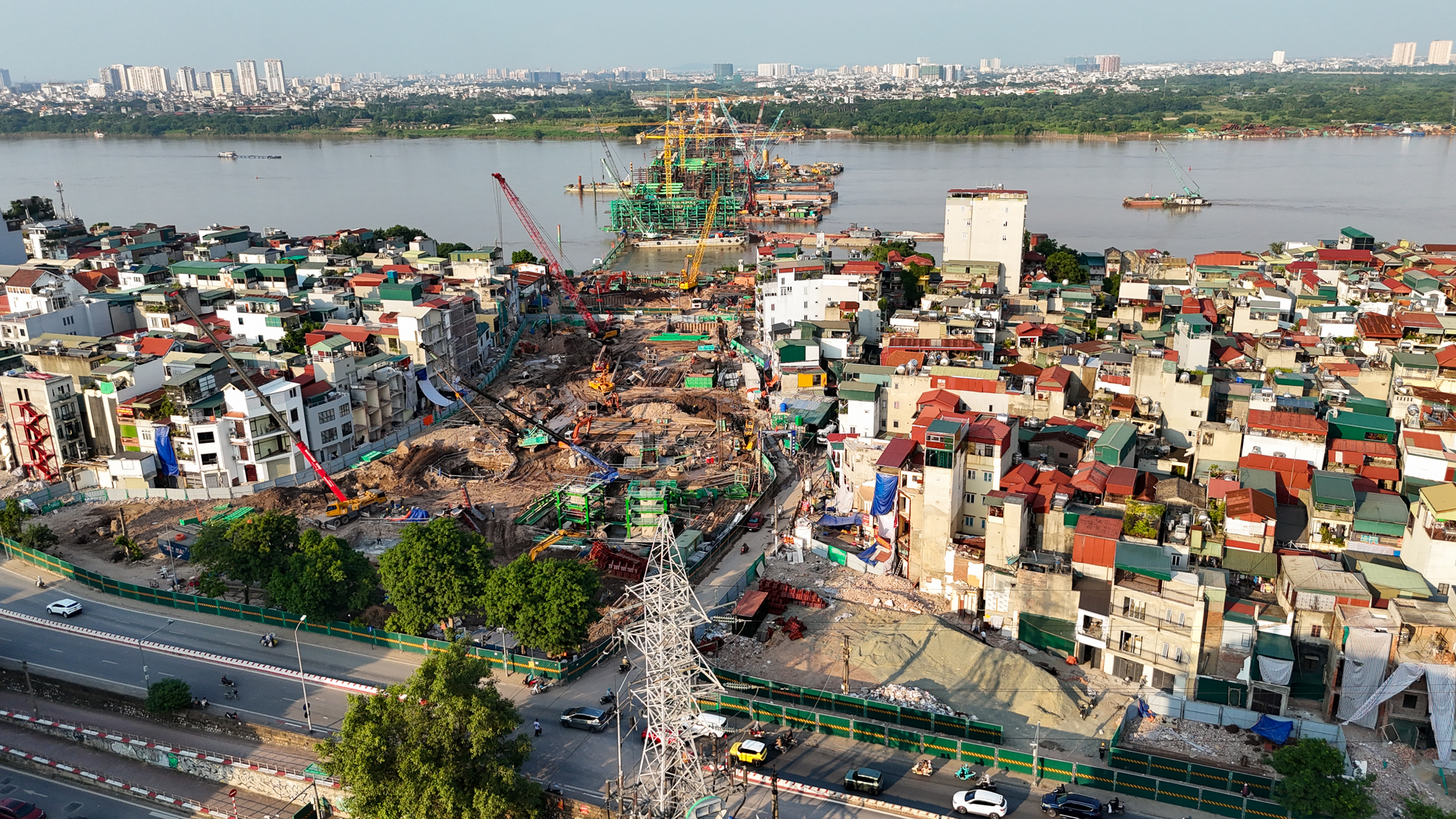 Ngắm đại công trường xây cầu vô cực ở Hà Nội: 8 tháng đạt gần 40% tiến độ, 26.000 tấn thép đã sẵn sàng, 500 người làm 3 ca để vượt qua cột mốc khó khăn nhất - Ảnh 12.