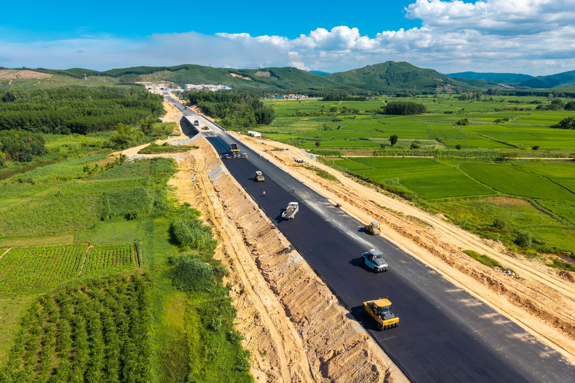 Thủ tướng Chính phủ yêu cầu đẩy nhanh tiến độ các dự án đường cao tốc tại khu vực phía Bắc- Ảnh 1.