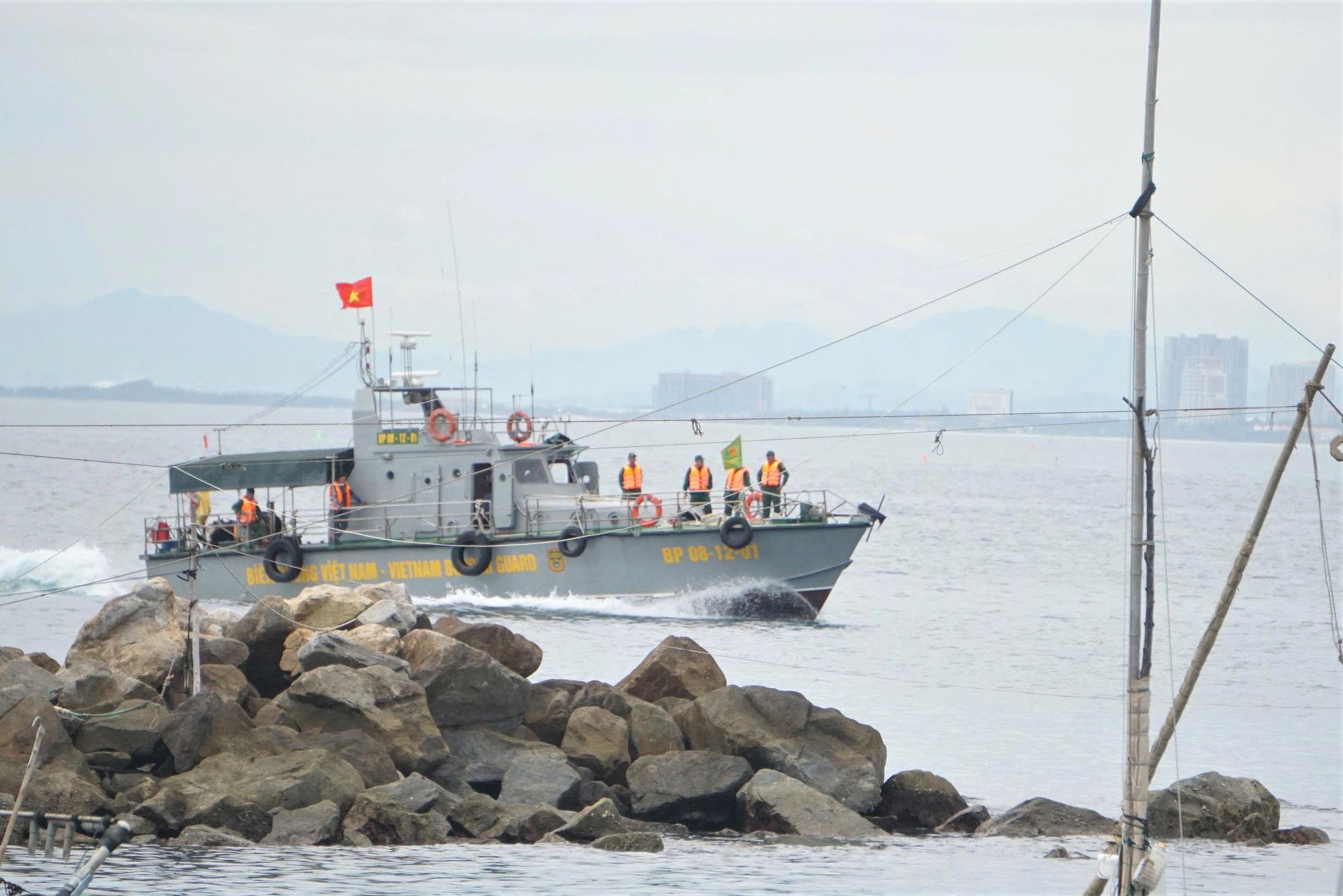 Em trai kể giây phút chị gái bị sóng cuốn ở Mũi Nghê: “Em chỉ biết kêu các chị bình tĩnh, thả lỏng người để nổi”- Ảnh 1.