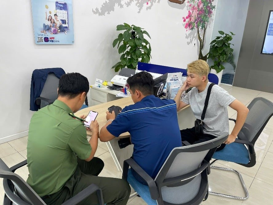 Công an xác minh giao dịch 107 triệu đồng chuyển đến tài khoản của thanh niên SN 2001- Ảnh 1.