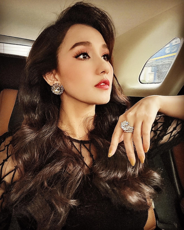 Nữ diễn viên là người đẹp Phụ nữ thế kỷ 21 có BST kim cương hàng trăm tỷ, được chồng nuôi 17 năm- Ảnh 7.