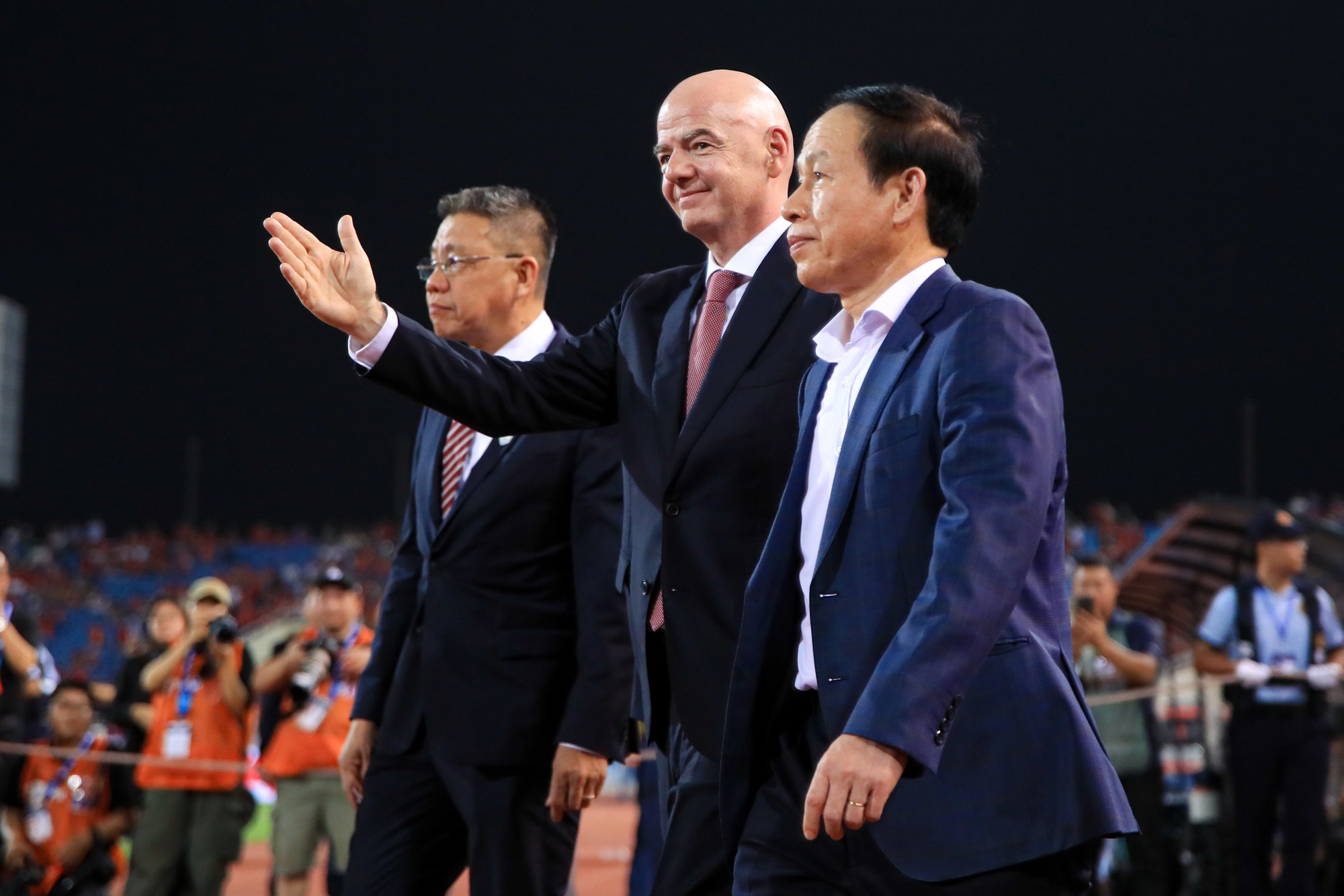 Đình Bắc gây sốt với biểu cảm đáng yêu ngắm nhìn cúp vô địch, chủ tịch FIFA ôm động viên Hai Long - Ảnh 1.