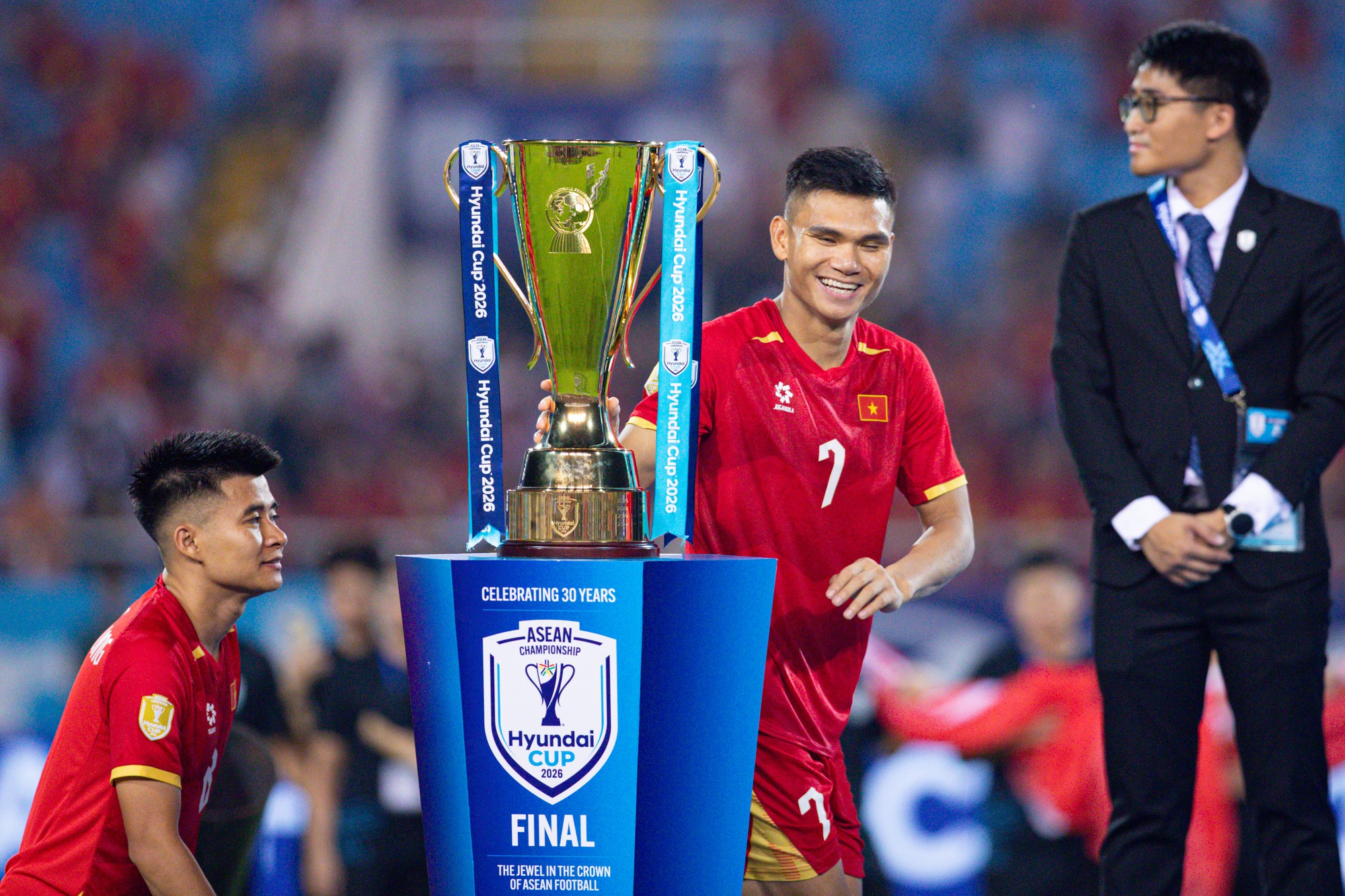 Đình Bắc gây sốt với biểu cảm đáng yêu ngắm nhìn cúp vô địch, chủ tịch FIFA ôm động viên Hai Long - Ảnh 6.