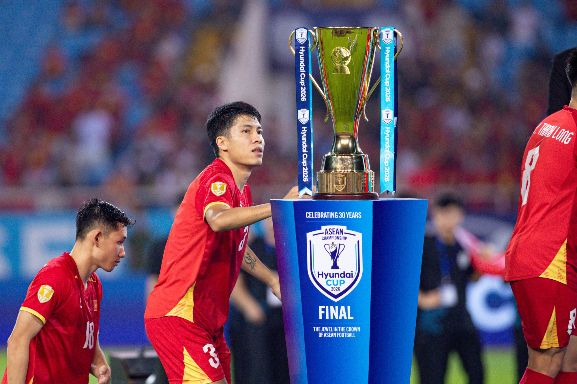 Đình Bắc gây sốt với biểu cảm đáng yêu ngắm nhìn cúp vô địch, chủ tịch FIFA ôm động viên Hai Long - Ảnh 4.