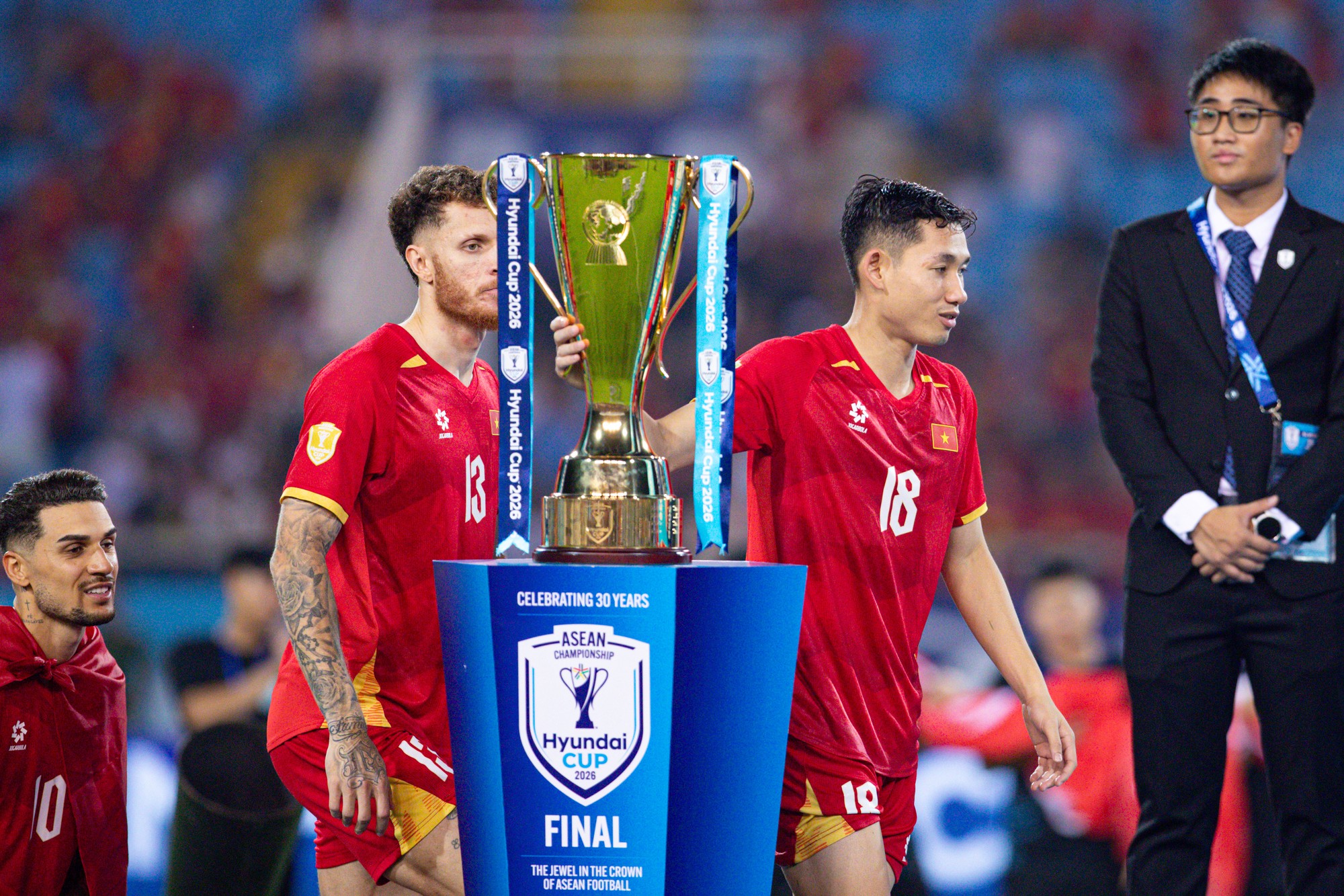 Đình Bắc gây sốt với biểu cảm đáng yêu ngắm nhìn cúp vô địch, chủ tịch FIFA ôm động viên Hai Long - Ảnh 7.