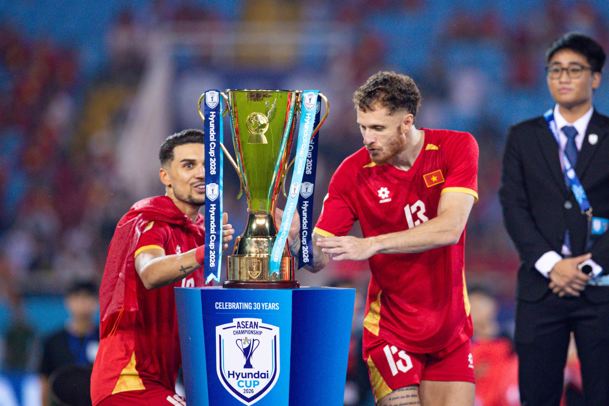 Đình Bắc gây sốt với biểu cảm đáng yêu ngắm nhìn cúp vô địch, chủ tịch FIFA ôm động viên Hai Long - Ảnh 3.