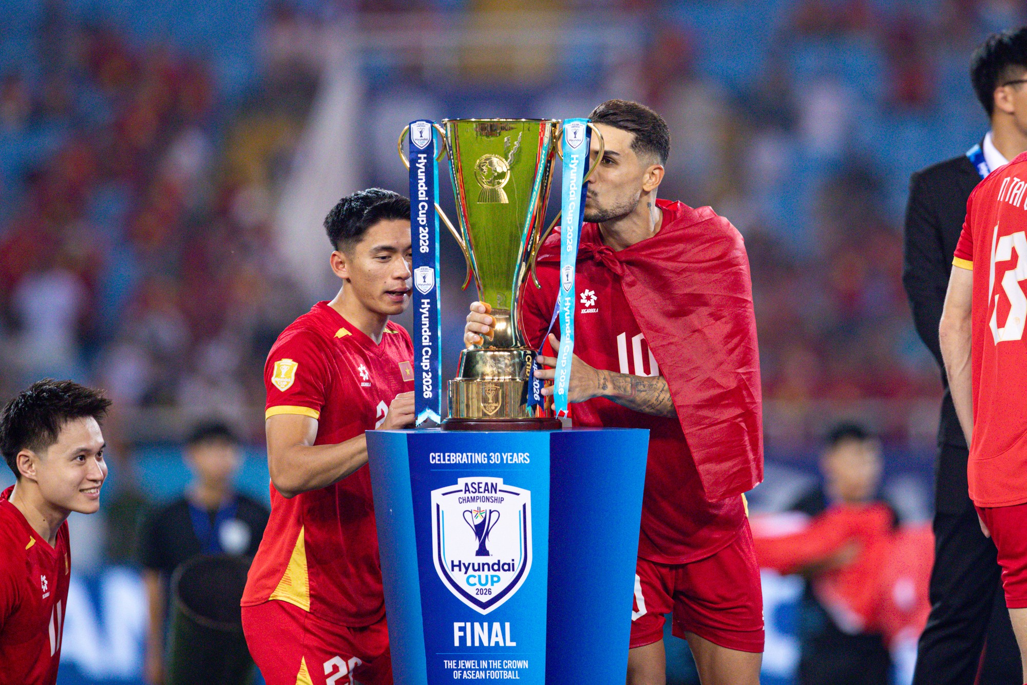 Đình Bắc gây sốt với biểu cảm đáng yêu ngắm nhìn cúp vô địch, chủ tịch FIFA ôm động viên Hai Long - Ảnh 8.