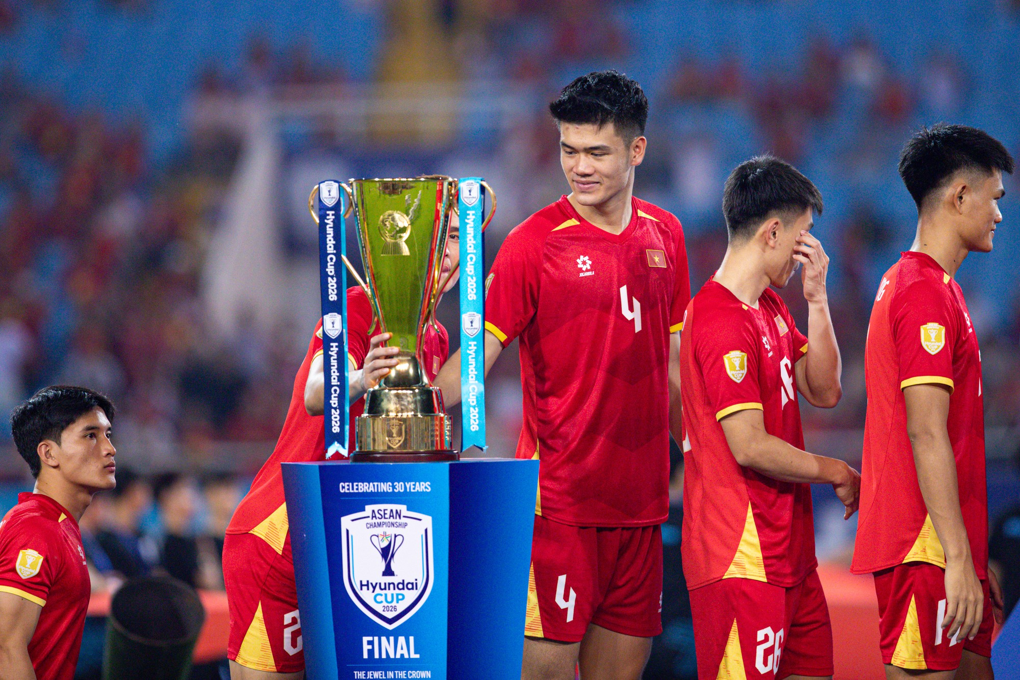 Đình Bắc gây sốt với biểu cảm đáng yêu ngắm nhìn cúp vô địch, chủ tịch FIFA ôm động viên Hai Long - Ảnh 9.