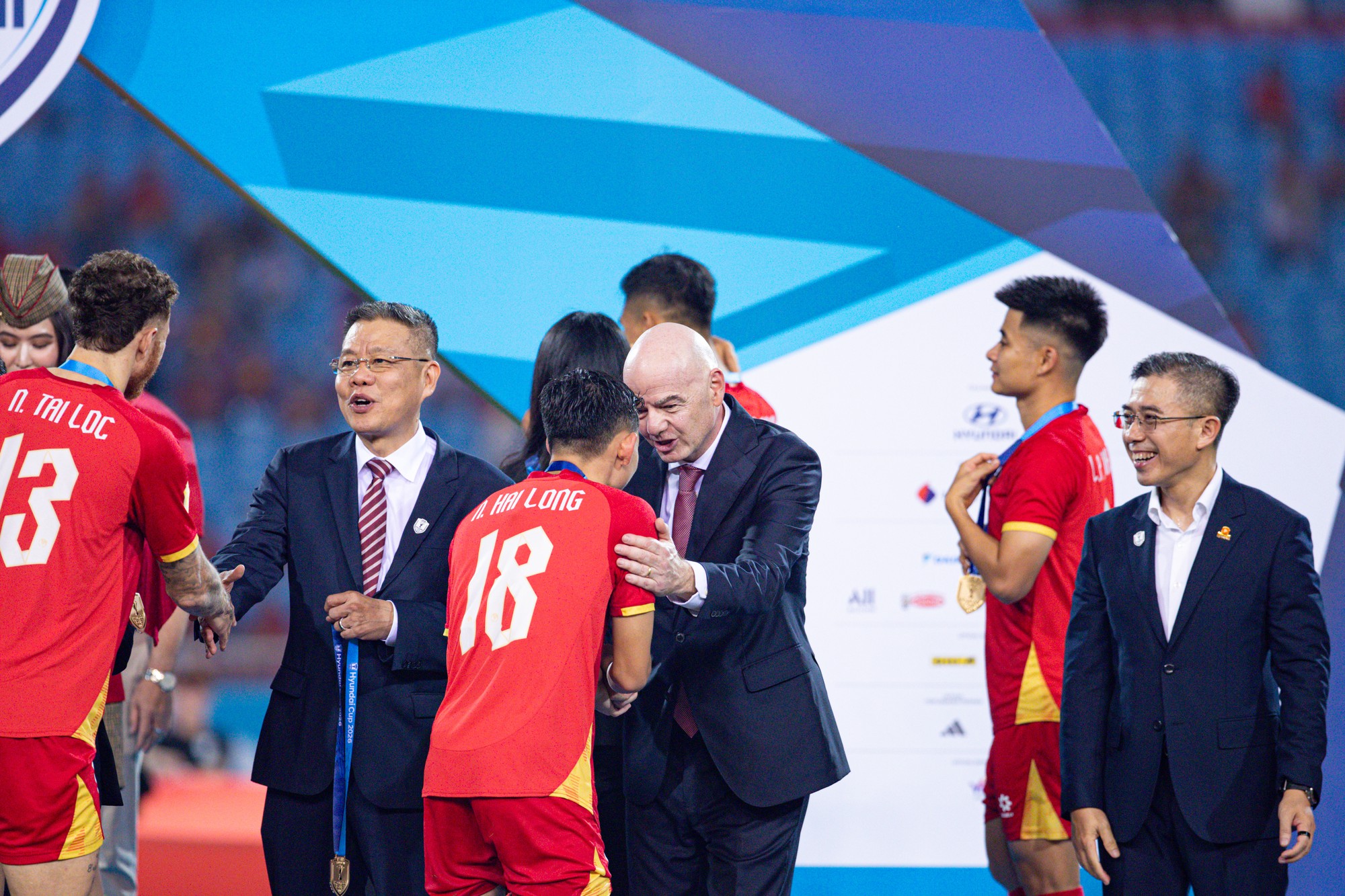 Đình Bắc gây sốt với biểu cảm đáng yêu ngắm nhìn cúp vô địch, chủ tịch FIFA ôm động viên Hai Long - Ảnh 10.