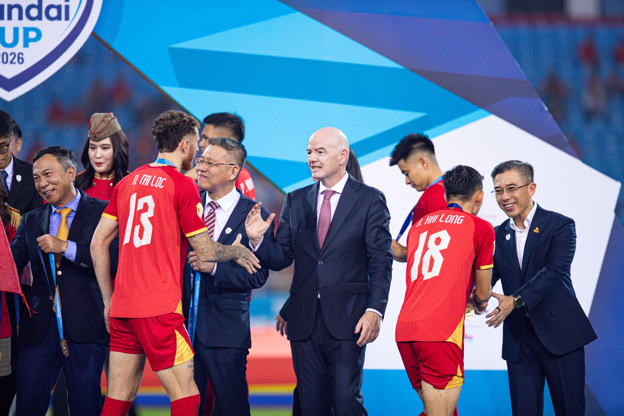 Đình Bắc gây sốt với biểu cảm đáng yêu ngắm nhìn cúp vô địch, chủ tịch FIFA ôm động viên Hai Long - Ảnh 11.