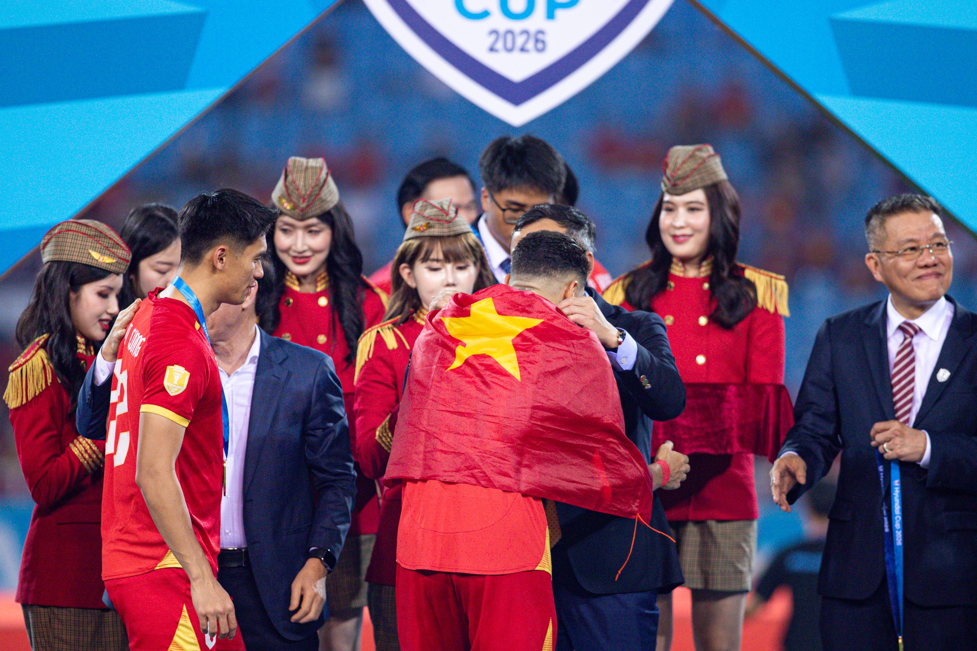 Đình Bắc gây sốt với biểu cảm đáng yêu ngắm nhìn cúp vô địch, chủ tịch FIFA ôm động viên Hai Long - Ảnh 12.
