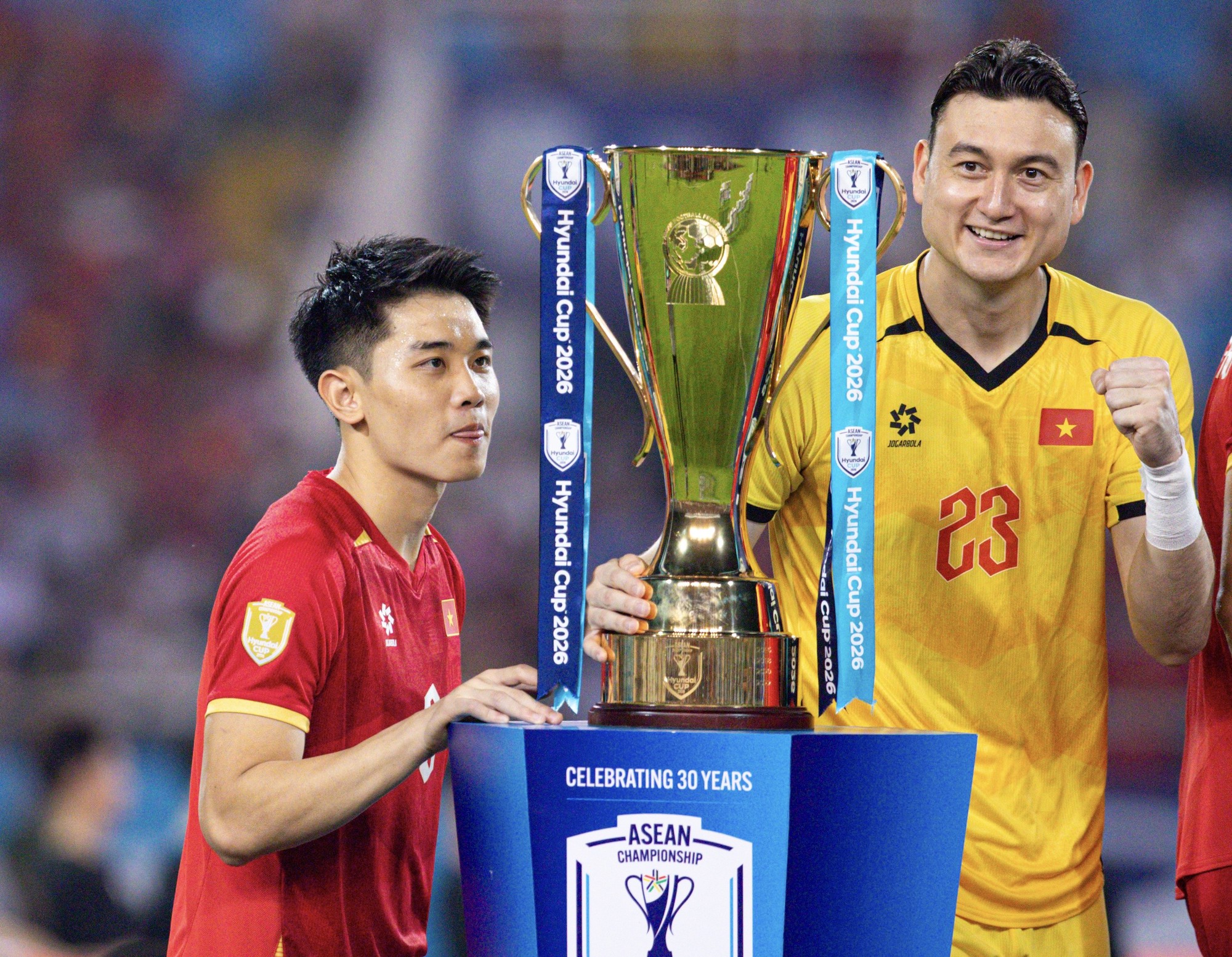 Đình Bắc gây sốt với biểu cảm đáng yêu ngắm nhìn cúp vô địch, chủ tịch FIFA ôm động viên Hai Long - Ảnh 2.