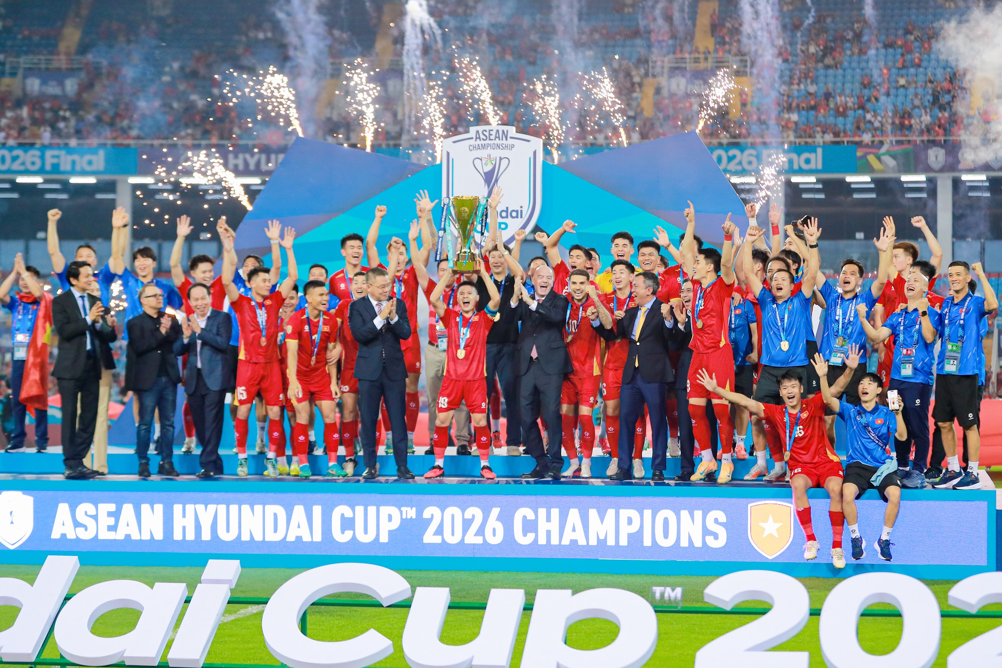 Đình Bắc gây sốt với biểu cảm đáng yêu ngắm nhìn cúp vô địch, chủ tịch FIFA ôm động viên Hai Long - Ảnh 21.