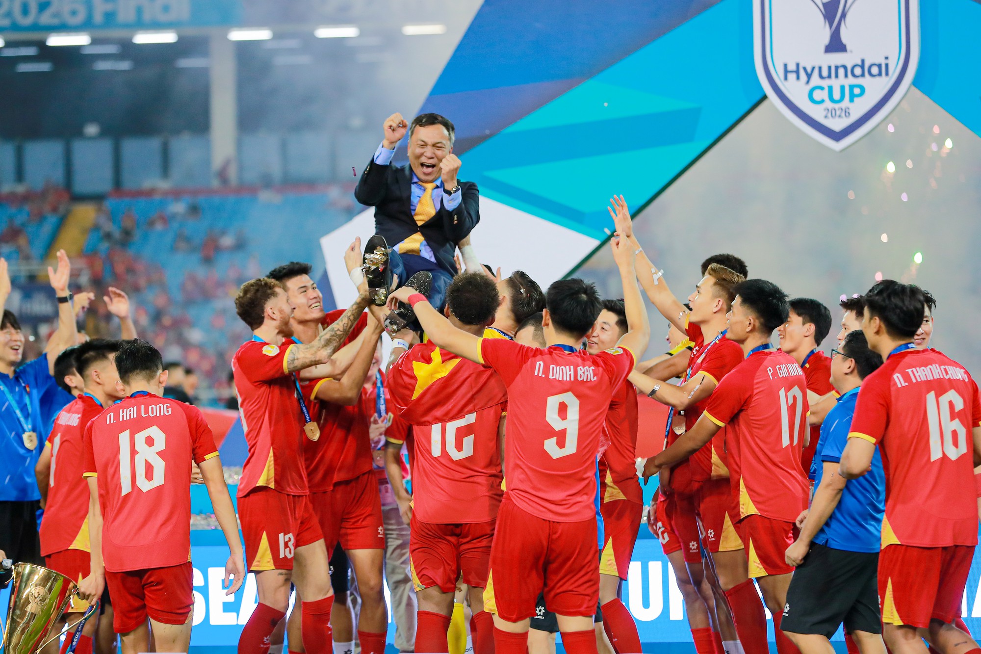 Đình Bắc gây sốt với biểu cảm đáng yêu ngắm nhìn cúp vô địch, chủ tịch FIFA ôm động viên Hai Long - Ảnh 19.