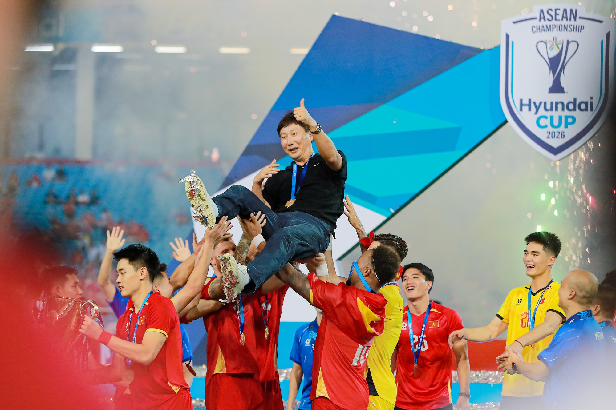 Đình Bắc gây sốt với biểu cảm đáng yêu ngắm nhìn cúp vô địch, chủ tịch FIFA ôm động viên Hai Long - Ảnh 18.