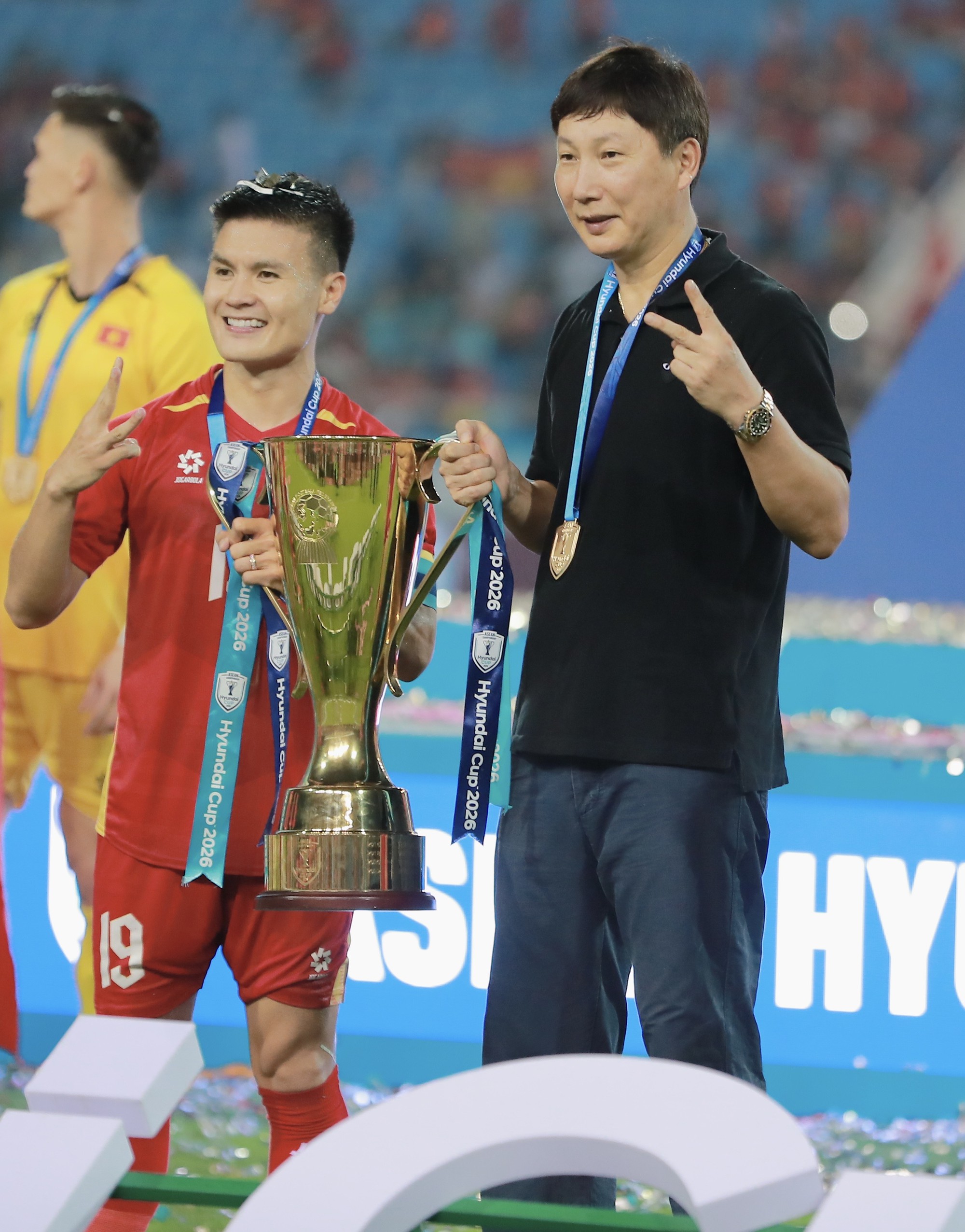 Đình Bắc gây sốt với biểu cảm đáng yêu ngắm nhìn cúp vô địch, chủ tịch FIFA ôm động viên Hai Long - Ảnh 14.