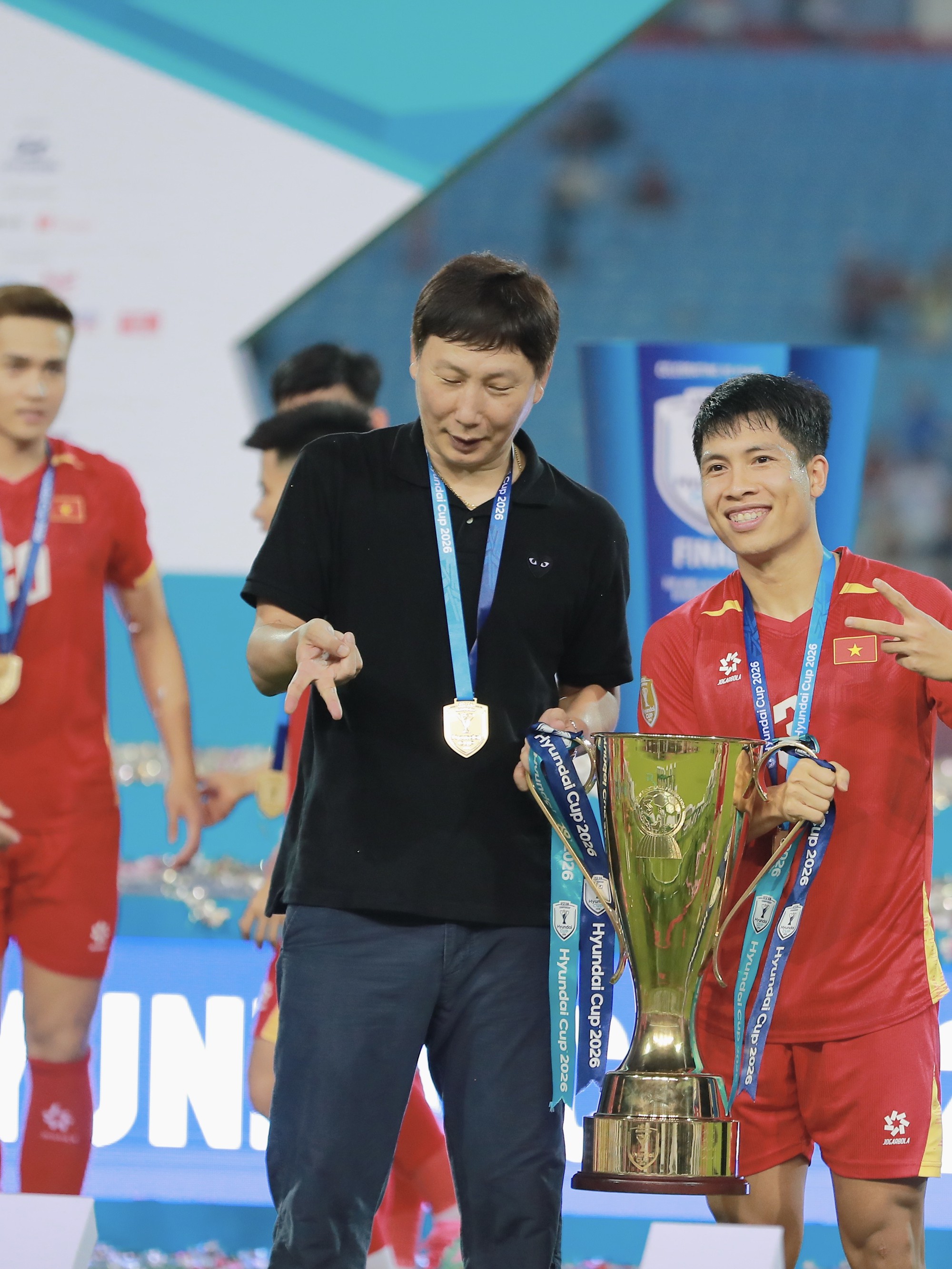 Đình Bắc gây sốt với biểu cảm đáng yêu ngắm nhìn cúp vô địch, chủ tịch FIFA ôm động viên Hai Long - Ảnh 15.