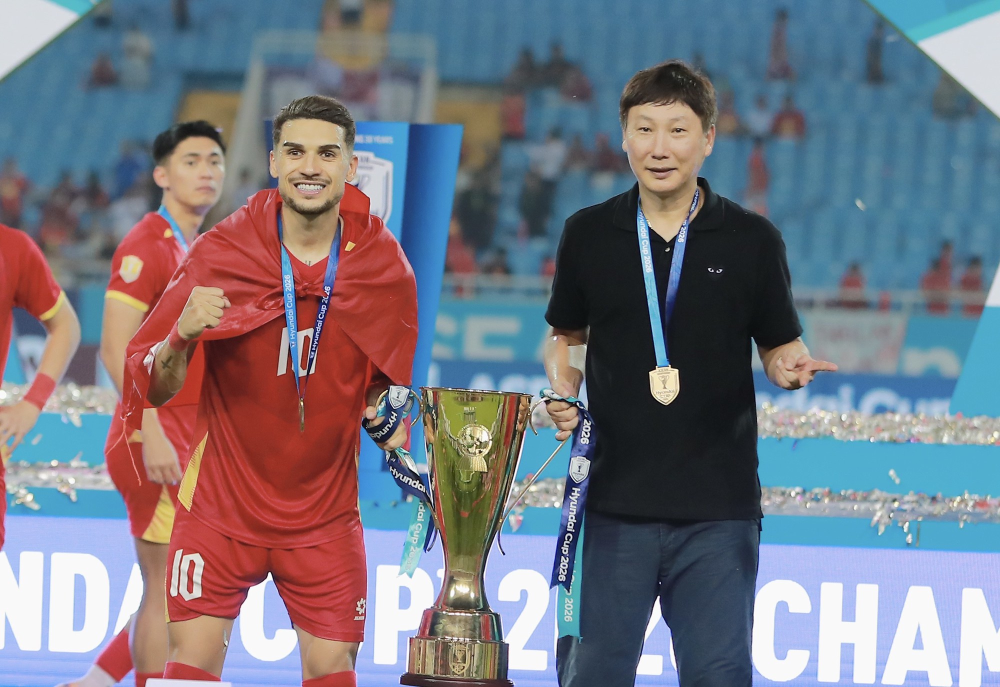 Đình Bắc gây sốt với biểu cảm đáng yêu ngắm nhìn cúp vô địch, chủ tịch FIFA ôm động viên Hai Long - Ảnh 16.