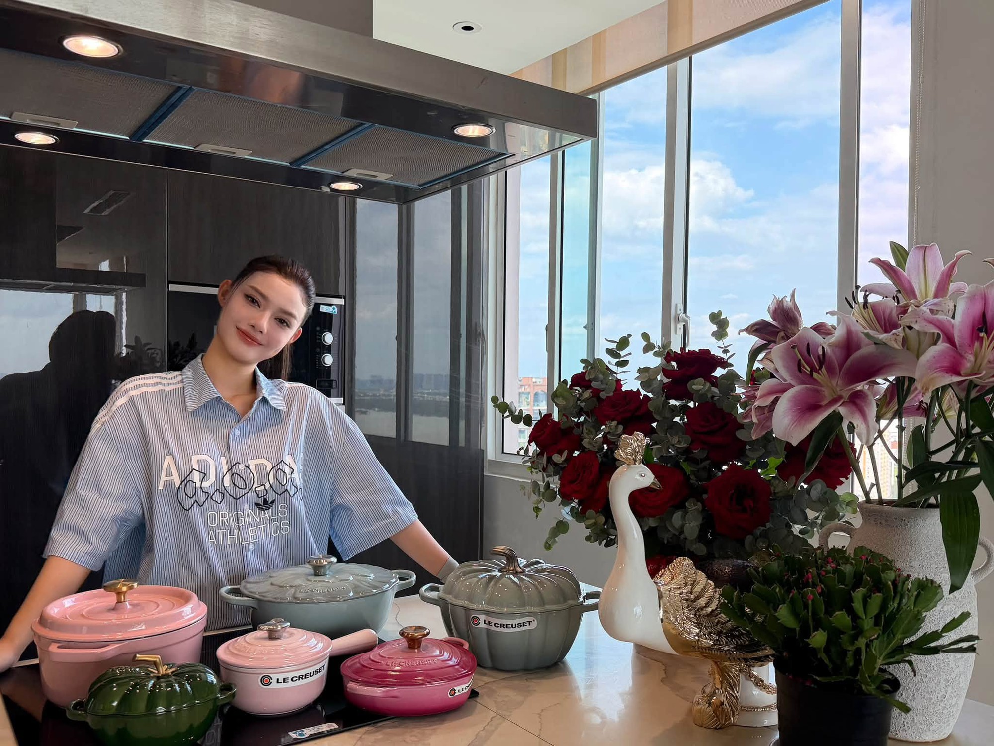Kiều Loan vừa sắm bộ nồi xịn sò giá vài chục triệu, dân tình soi ngay “đụng hàng” với nồi mà Ngọc Loan sắm từ năm ngoái- Ảnh 1.